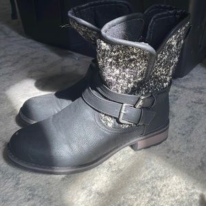 Slightly high ankle boot